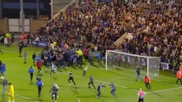 tottenham-upset-fans-storm-field.png